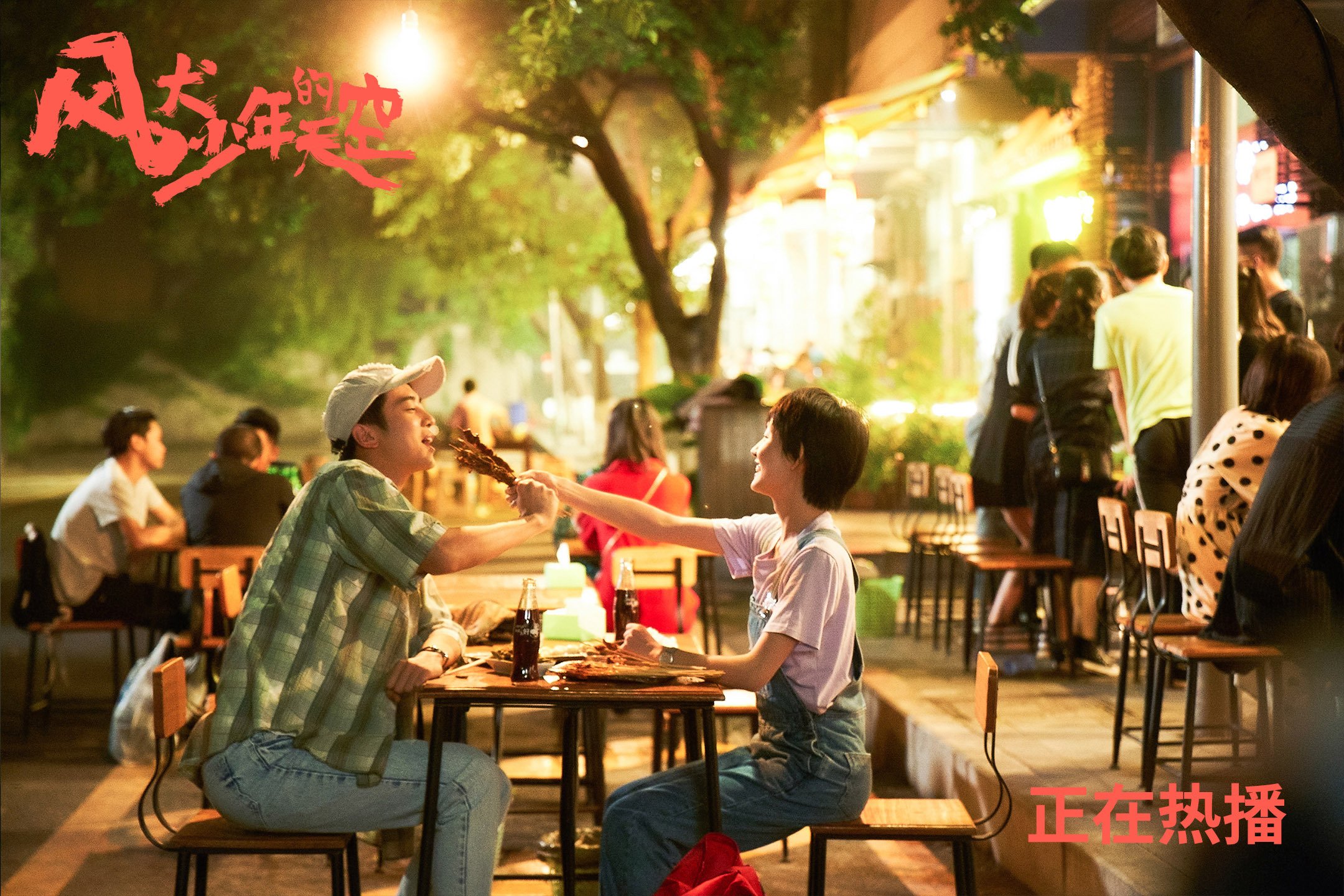 九游游戏中心官网-顶尖足球比赛中球员防守拦截精准，足球 防守